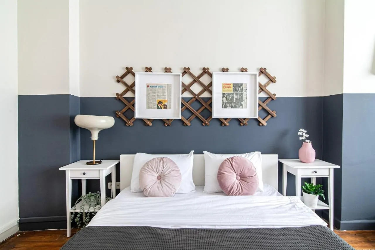 Sleek Flat Within Walking Distance To Pera Museum Appartement Istanboel